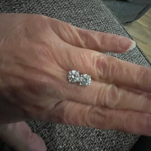 Brand new Moissanite 2.0 carat .925 Studs - Picture 5 of 9